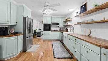 Een koelkast, een microgolfoven, een oven, een kookplaat