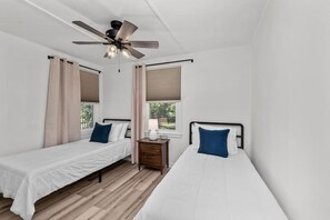 3 bedrooms, desk, iron/ironing board, free WiFi