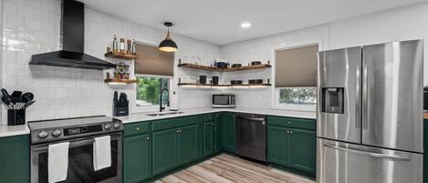 Køleskab, mikrobølgeovn, ovn, kogeplade