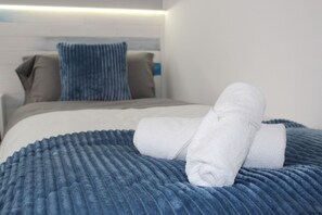 3 slaapkamers, een bureau, een strijkplank/strijkijzer, reisbedje