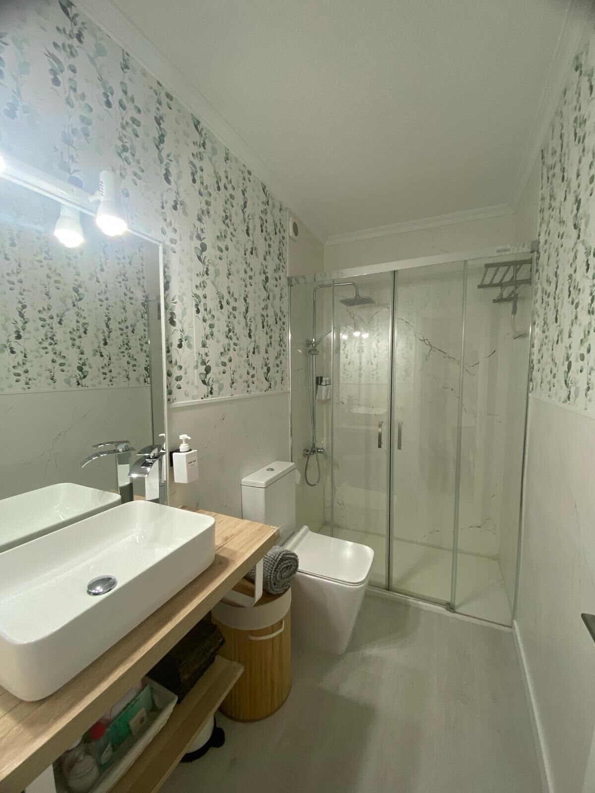 Een douche, een haardroger, handdoeken, zeep