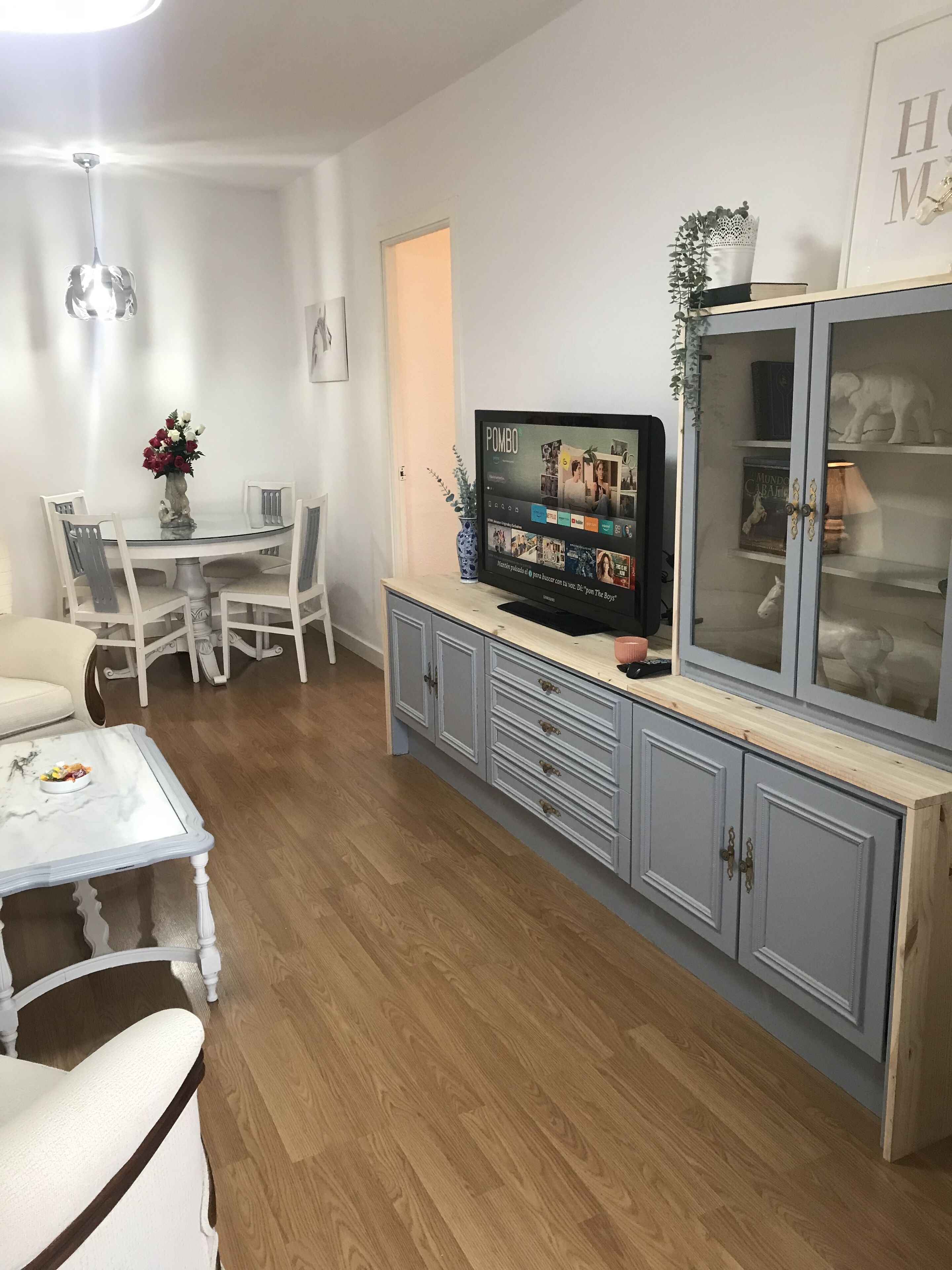 Een smart-tv, een dvd-speler en boeken