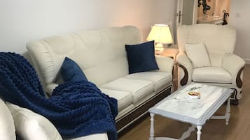 TV connectée, lecteur de DVD, livres
