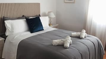 3 間睡房、書桌、熨斗/熨衫板、可攜式嬰兒床