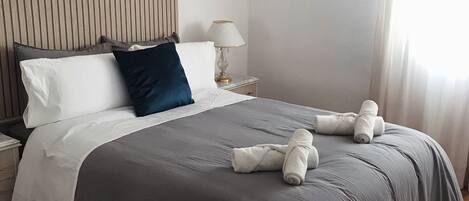 3 bedrooms, desk, iron/ironing board, travel crib