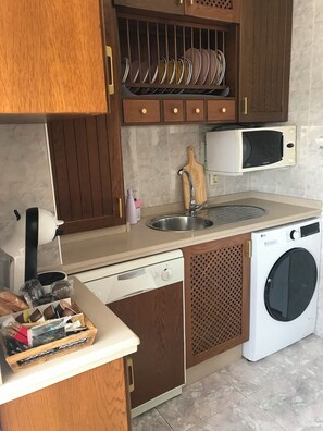 Frigorífico, microondas, horno y placa de cocina