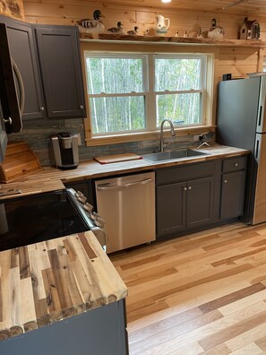 Refrigerador, microondas, horno y parrilla de estufa 