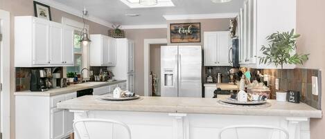 ثلاجة، ميكروويف، غسالة أطباق، ماكينة لصنع القهوة/الشاي