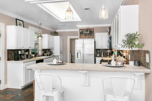 Kühlschrank, Mikrowelle, Geschirrspüler