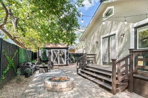 Terrace/patio - Gather House | 3/2, Fire-pit, Full Kitchen, Hot Tub (Fredericksburg)