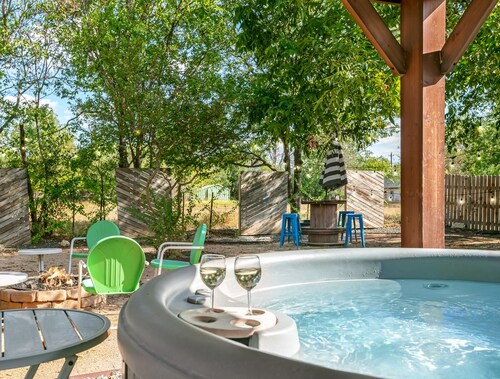 Frieden Haus | 2/1, Hot Tub, Fire-pit, Full Kitchen