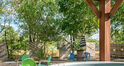 Frieden Haus | 2/1, Hot Tub, Fire-pit, Full Kitchen