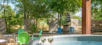Frieden Haus | 2/1, Hot Tub, Fire-pit, Full Kitchen