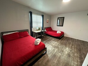 2 Schlafzimmer, Zimmersafe, Schreibtisch, Bügeleisen/Bügelbrett