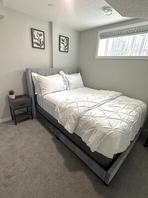 2 عدّة غرف نوم ومكتب ومكواة/لوح كي وسرير سفر