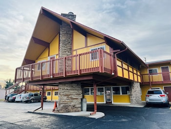 Capital O Clayton House Motel Rockford