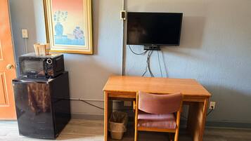 Standard Room, 1 Double Bed, Non Smoking | Premium bedding, down comforters, pillowtop beds, desk