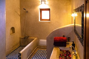 Secador de pelo, toallas, jabón, papel higiénico