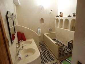Haartrockner, Handtücher, Seife, Toilettenpapier