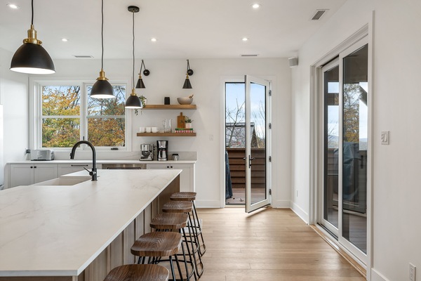 Réfrigérateur, four à micro-ondes, un four, surface de cuisson