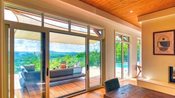 Télévision, cheminée, chaßne hi-fi