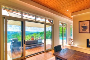 Fernseher, Kamin, Stereoanlage