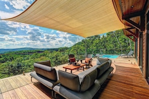 Terrace/patio - NEW! Villa Panorama | Heated Pool & Hot Tub | Ski-in/Ski-out Walk | EV Charger & Conference Room (Mont-Tremblant)
