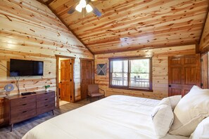 6 bedrooms, desk, iron/ironing board, travel cot - Splash of Gatlinburg - Luxury Cabin in Gatlinburg! (Gatlinburg)