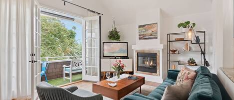 Televisión, chimenea, libros, estéreo