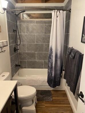 Haartrockner, Handtücher, Seife, Shampoo