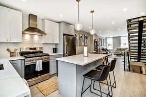 Een koelkast, een microgolfoven, een oven, een kookplaat