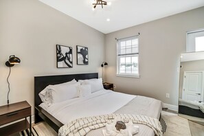 5 slaapkamers, een bureau, een strijkplank/strijkijzer, wifi