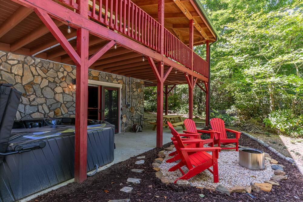 Appy Pappy's - gorgeous cabin, hot tub, pool table, pets