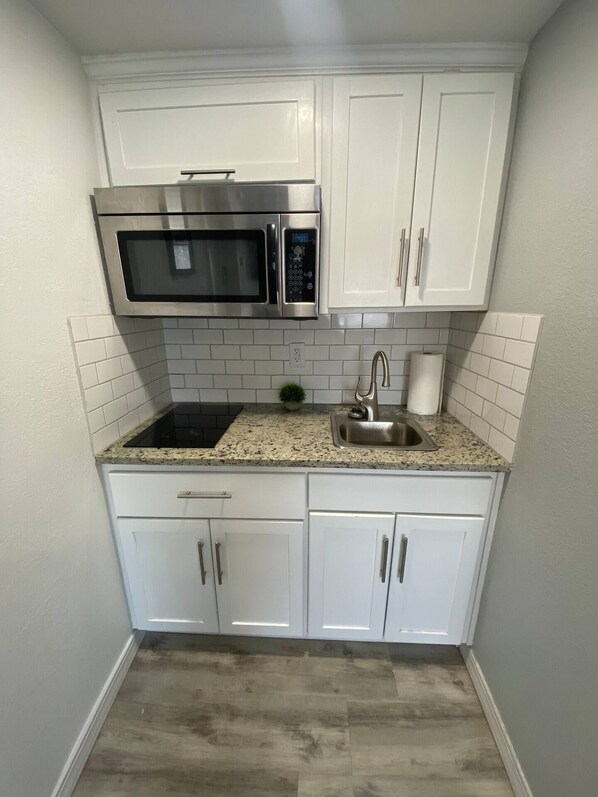 Kühlschrank, Mikrowelle, Herdplatte, Wasserkocher mit Kaffee-/Teezubehör