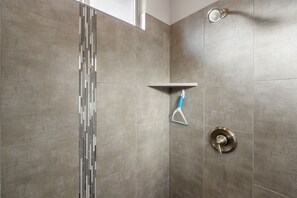 Badewanne, Haartrockner, Handtücher