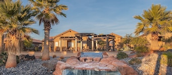 Paradise Village Resort 104| Resort View, Private Hot Tub, Short Walking distance to Resort