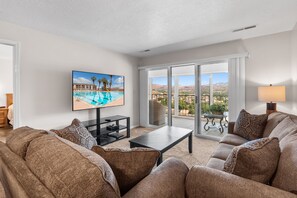 Fernseher, DVD-Player, Tischtennisplatte