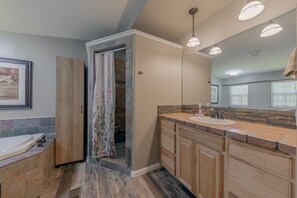 Shower, hair dryer, towels - Horseshoe Canyon | Cozy 3BR Cabin • Pet Friendly (Ruidoso)