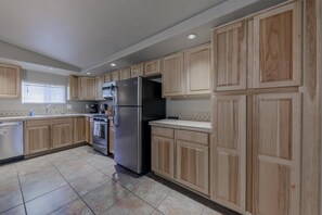 冷蔵庫、電子レンジ、オーブン、コンロ