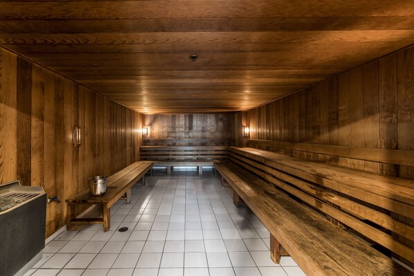 A sauna with wooden benches and a tiled floor. - 2BR Darling Harbour Apartment with Rooftop Pool & Free Parking (Sydney)