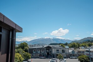 A building with a storefront and a parking lot in front. - The Brownston Hostel (Wanaka)