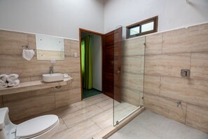 Villa familiale, 6 chambres | Salle de bain | Douche, douche cascade, serviettes fournies, savon