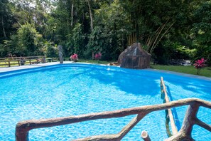 3 piscines extérieures