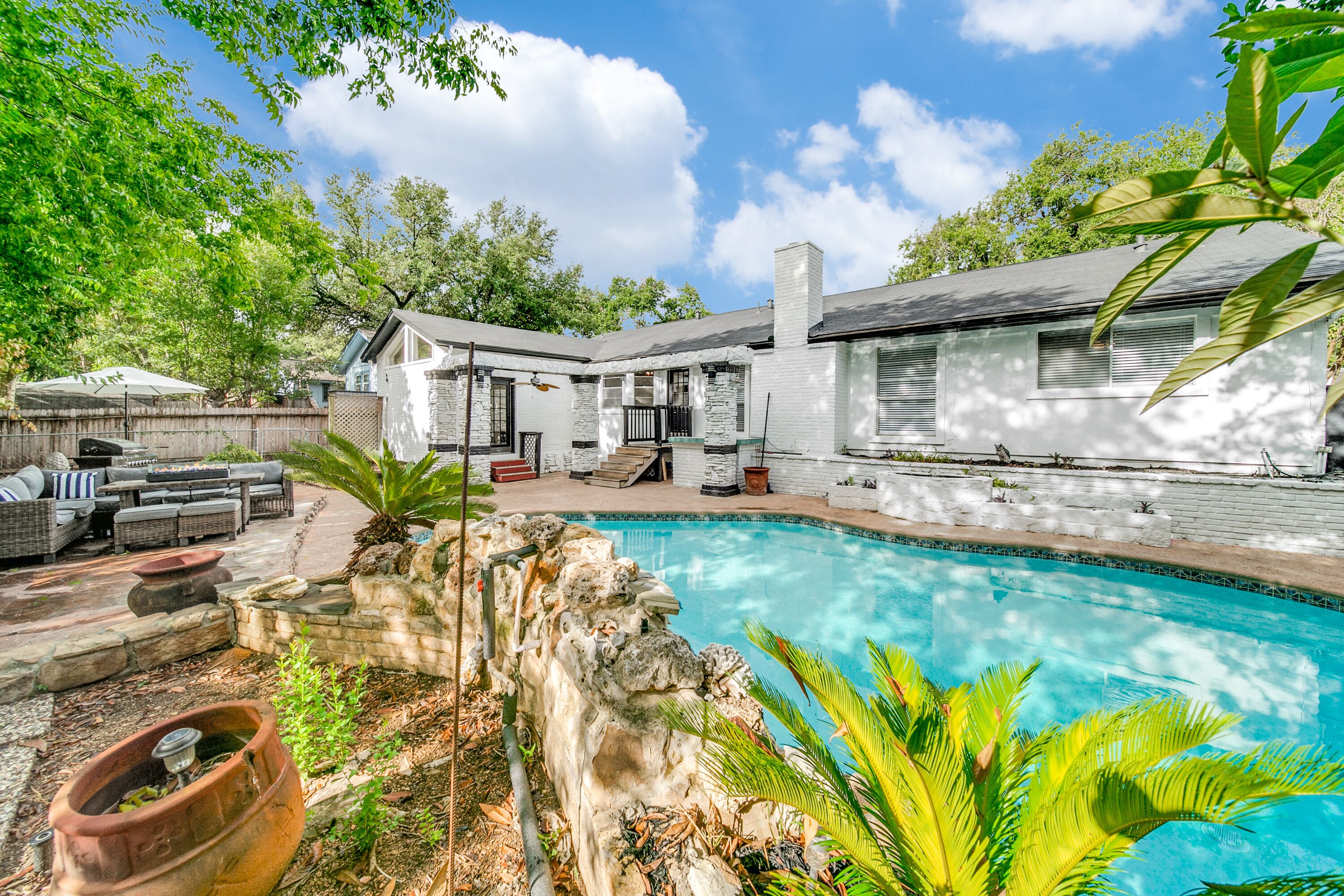 Pool House, 10 Min from Airport, Game Room, King Bed