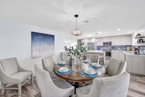 Dining - SPACIOUS HOME 4 bed 3 bath heated pool steps away from restaurants.-sleeps 12 (Marco Island)