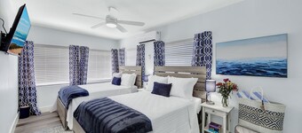 Great family home.Spacious 4 bedroom home w/heated pool sleeps 12 @casacastaways