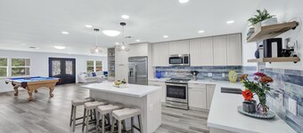 SPACIOUS HOME 4 bed 3 bath heated pool steps away from restaurants.-sleeps 12