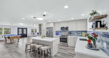 SPACIOUS HOME 4 bed 3 bath heated pool steps away from restaurants.-sleeps 12
