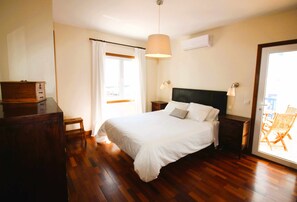 3 quartos, escrivaninha, ferros/tábuas de passar roupa, berço de viagem