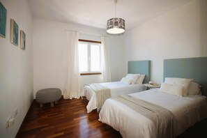 3 chambres, bureau, fer et planche à repasser, lit de bébé portatif
